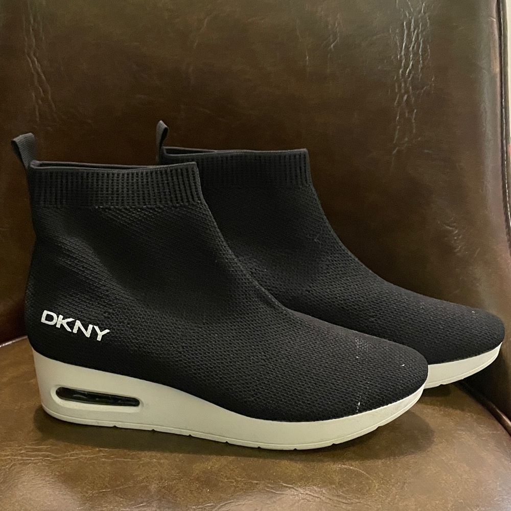 DKNY Black Knit Slip-On Platform Sock Sneakers with White Sole size 7.5